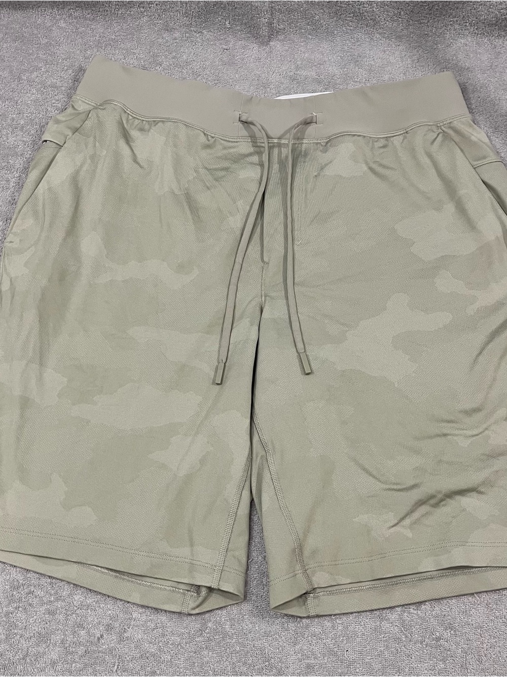 Lululemon T.H.E. Shorts 9 Inch Linerless Men’s Large Beige Cream Light Camo Gym